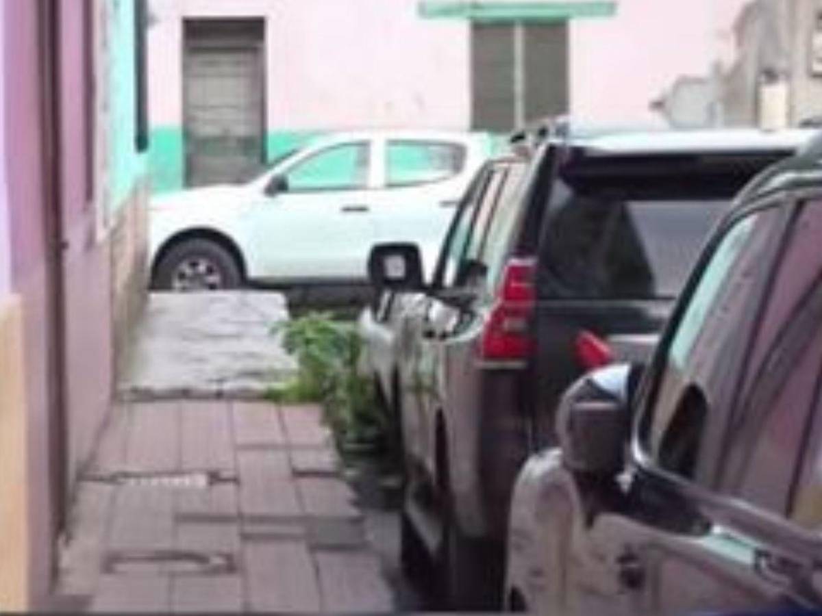 Mientras está hospitalizado, roban retrovisores a carro del expresidente Manuel Zelaya