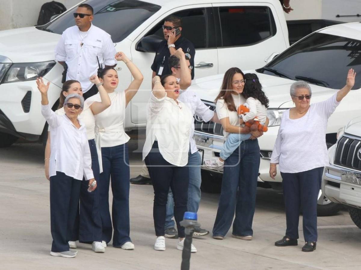 De blanco y entre abrazos: así esperó familia Hernández a JOH en Palmerola