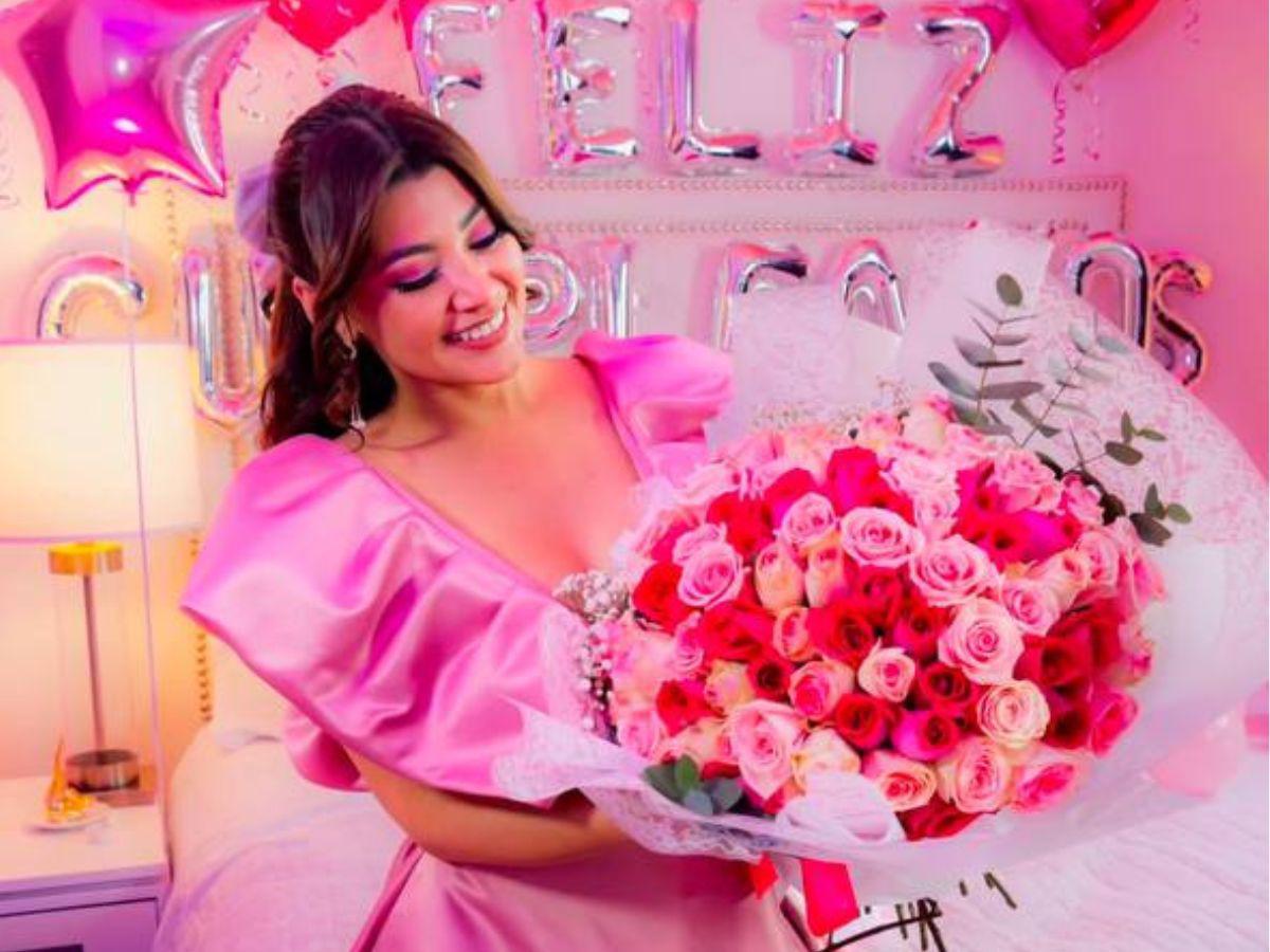 ¡Bienvenidos los 30! Milagro Flores celebra con romántica cena y espectaculares fotos su cumpleaños