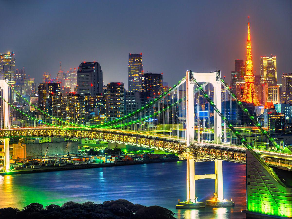 El puente Rainbow se levanta sobre las aguas del norte de la Bahía de Tokio y es la conexión entre el puerto de Shibaura con la isla artificial de Odaiba.