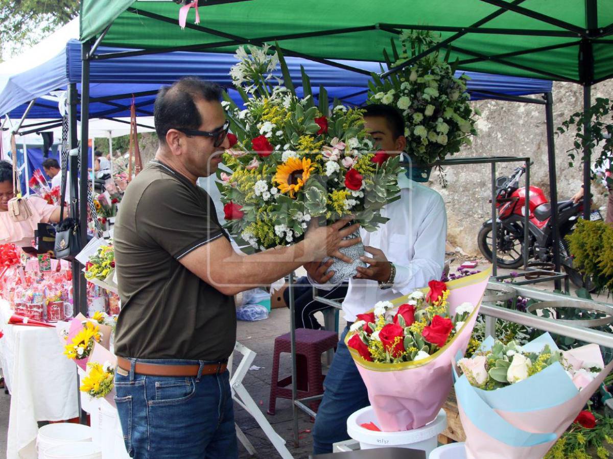 Flores y alegría llenan las calles de Tegucigalpa en celebración del Día de la Madre