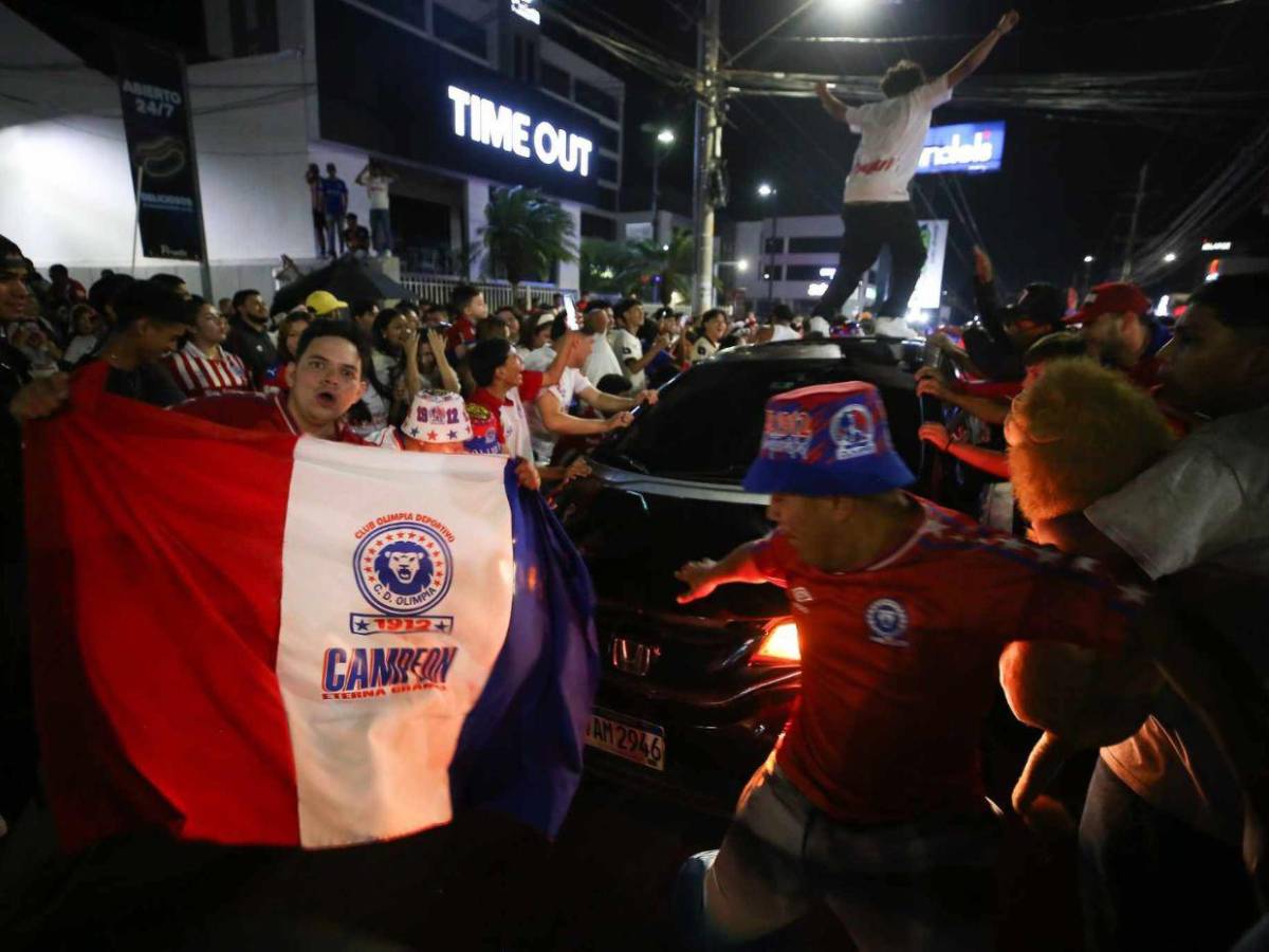 ¡Locura en bulevar Morazán! Así festejan los olimpistas el título 39