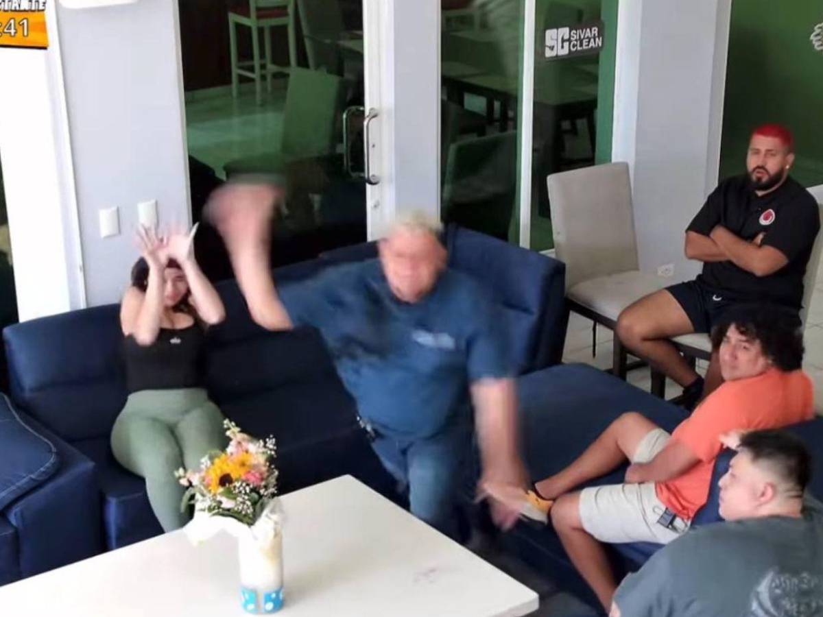 Tiktoker hondureño, expulsado de reality tras intentar atacar a otro con un cuchillo