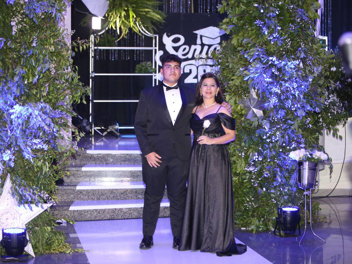 Desfile de seniors, madres y padres en la prom 2023 de Dowal School