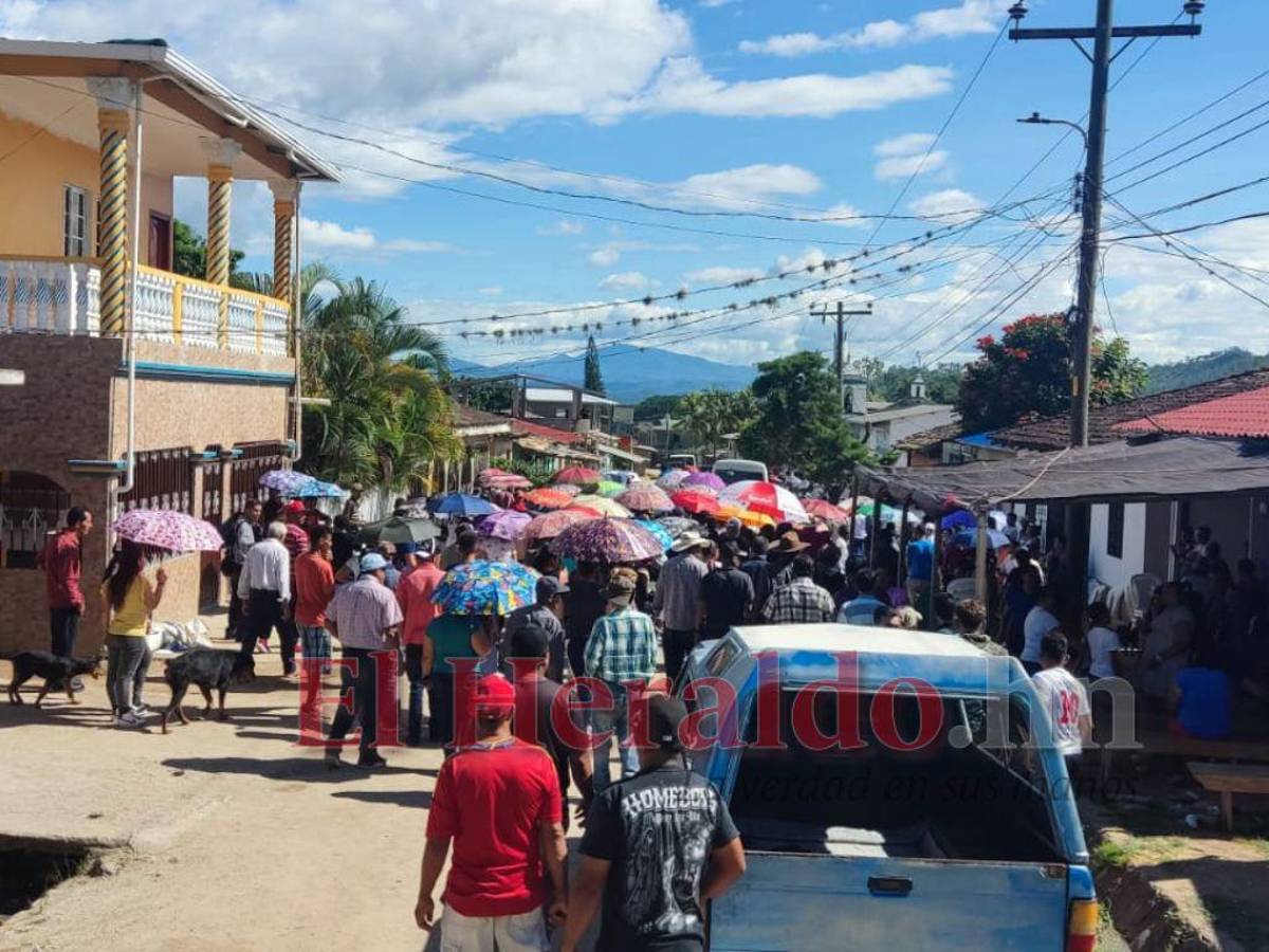 En caravana y en medio de consternación, familiares y amigos del periodista Edwin Andino y su padre fueron enterrados en Cedros