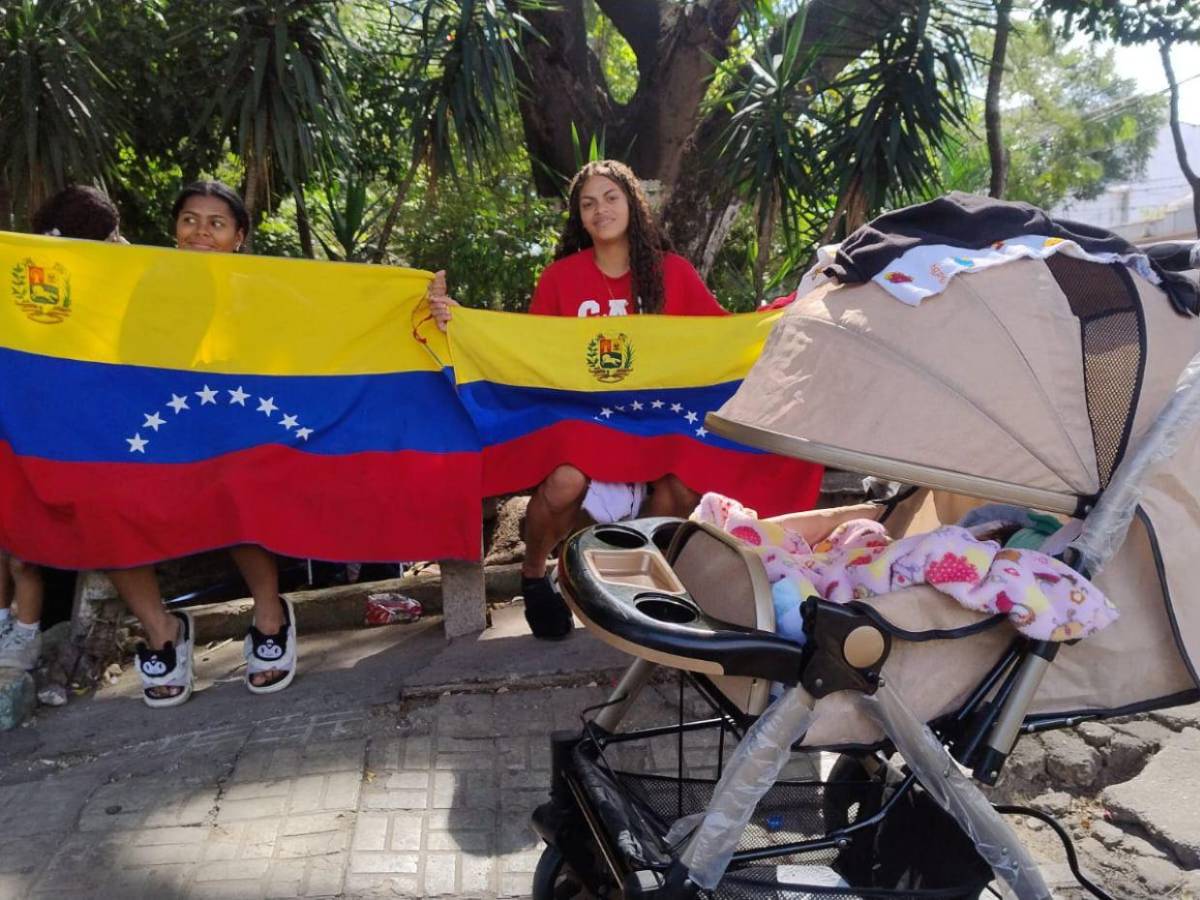 Migrantes venezolanos en Tegucigalpa celebran la captura de Nicolás Maduro