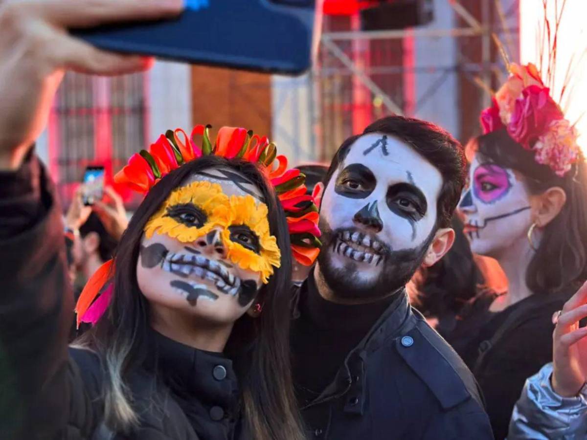Gigantescas obras de arte llenan de vida Ciudad de México para el Día de Muertos