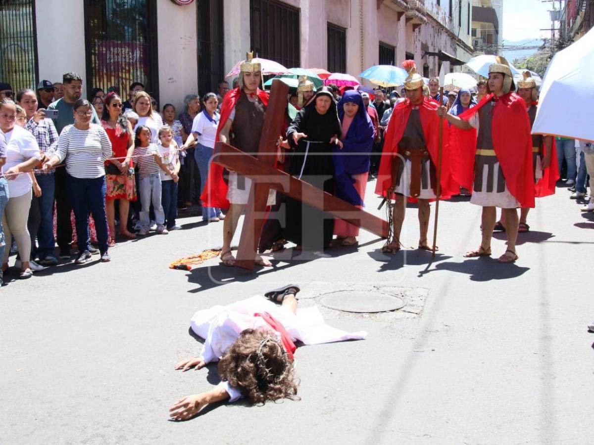 Desde su condena hasta su muerte: así se recorrieron las 14 estaciones del viacrucis