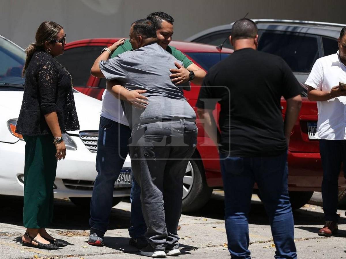 Entre flores y abrazos: familiares y amigos despiden a Javier Deras, su esposa y su madre
