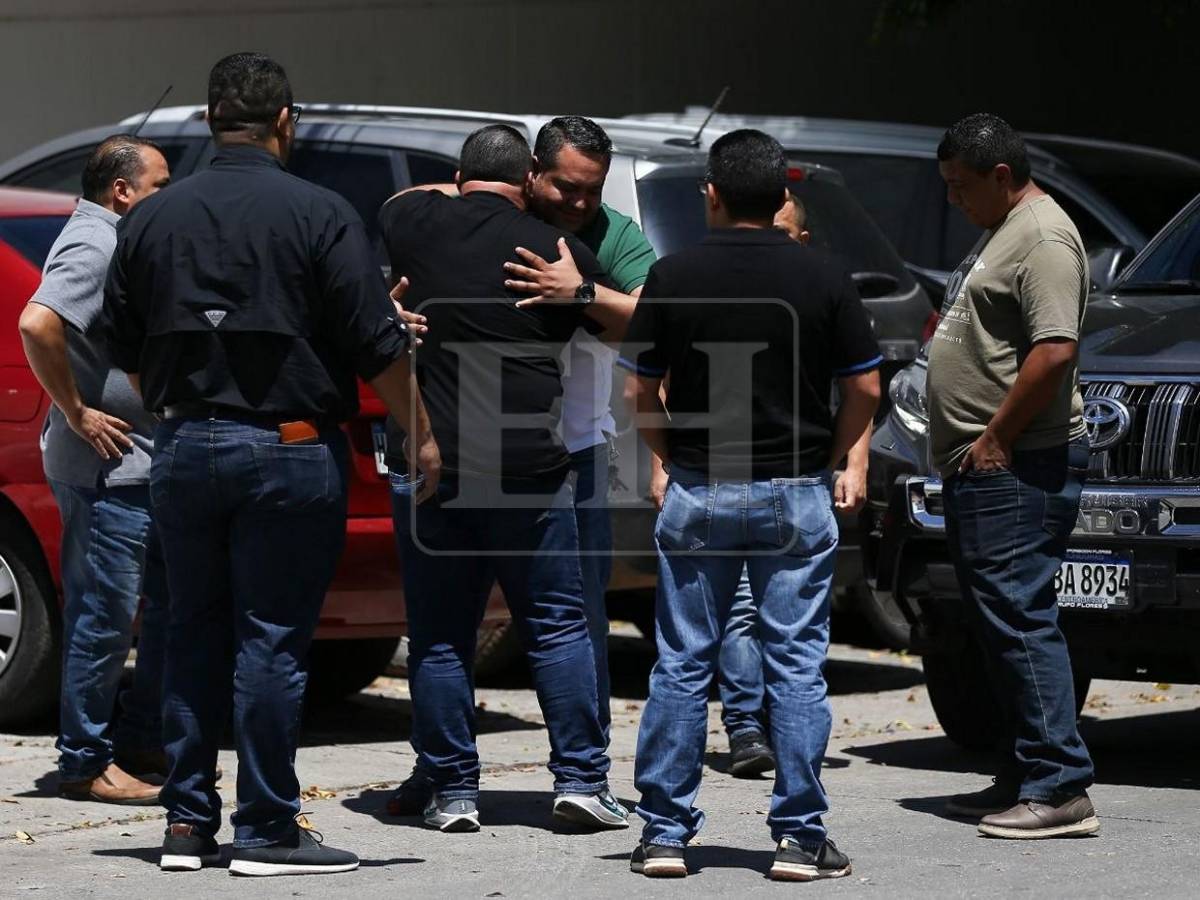 Entre flores y abrazos: familiares y amigos despiden a Javier Deras, su esposa y su madre