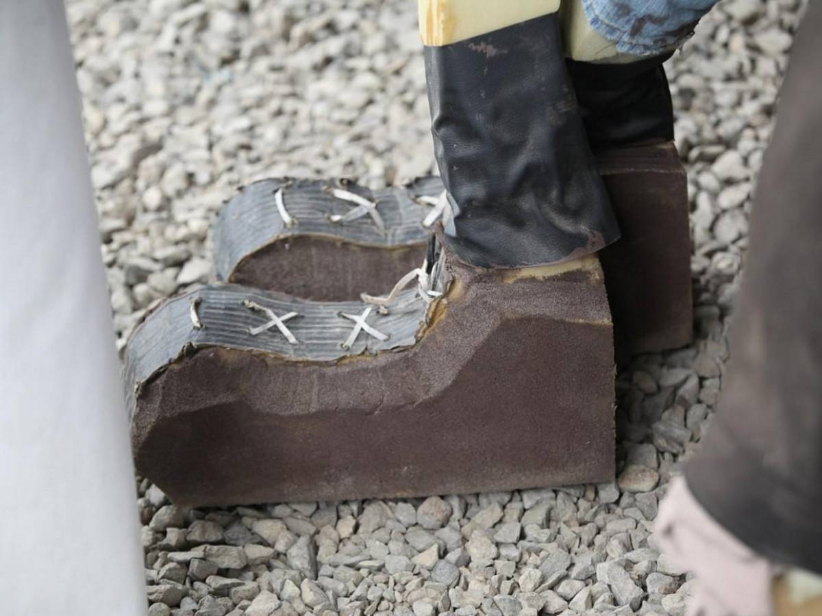 Creativos Años Viejos se preparan para despedir el 2025 en la capital