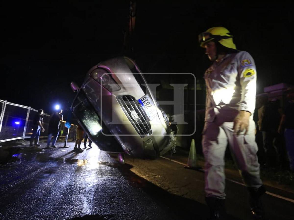 Conductora se libró de morir al ser tragada con todo y auto por socavón en SPS