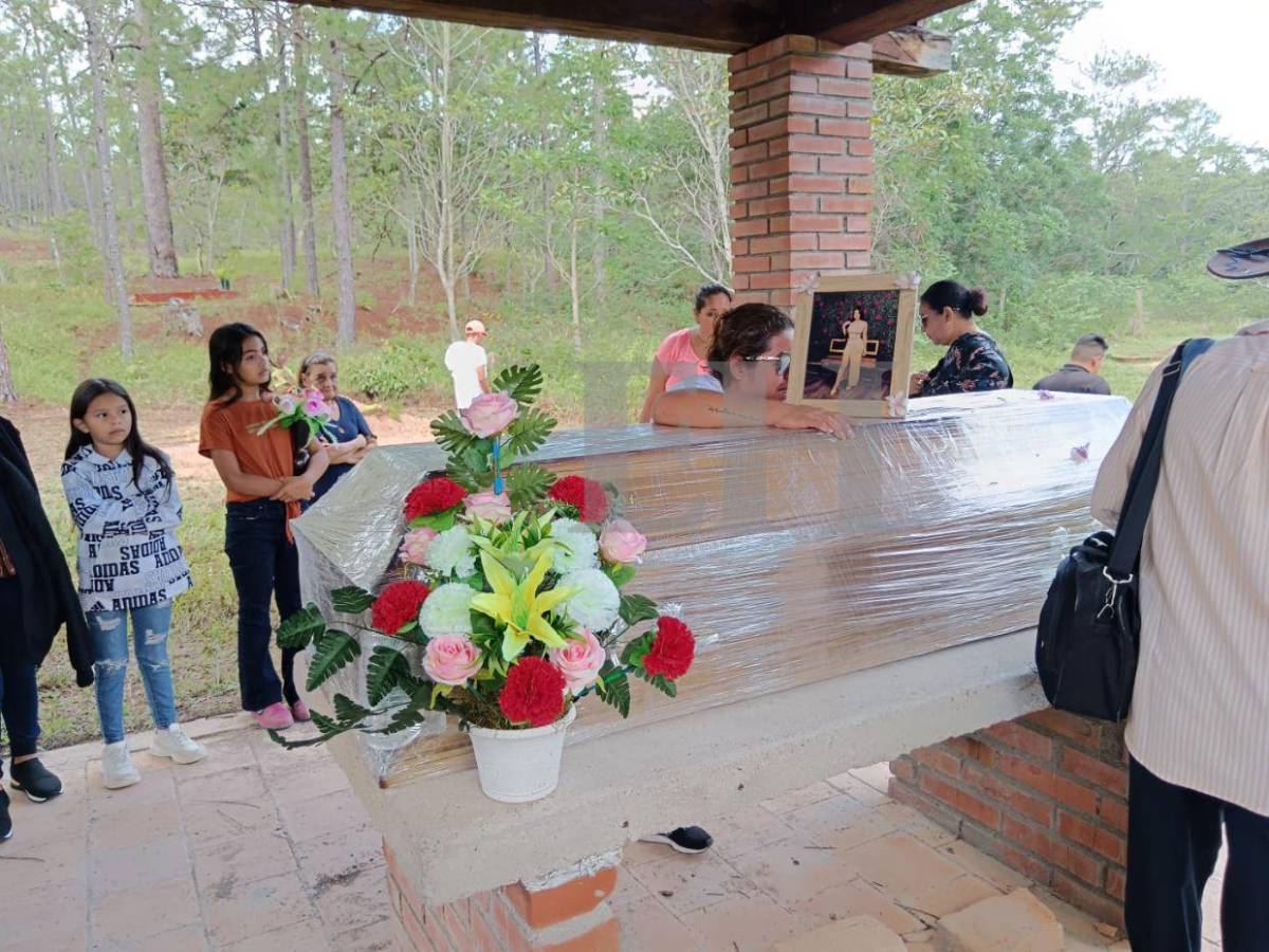 Nueva Armenia despide a Jancy España, su exreina que murió carbonizada en Mirador de Oriente