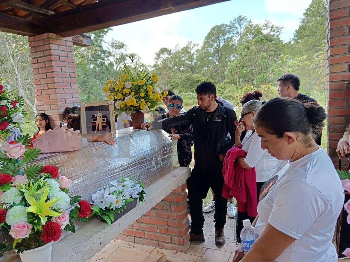 Nueva Armenia despide a Jancy España, su exreina que murió carbonizada en Mirador de Oriente