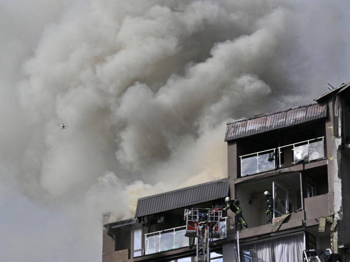 Un muerto y cuatro heridos tras bombardeo ruso en Kiev