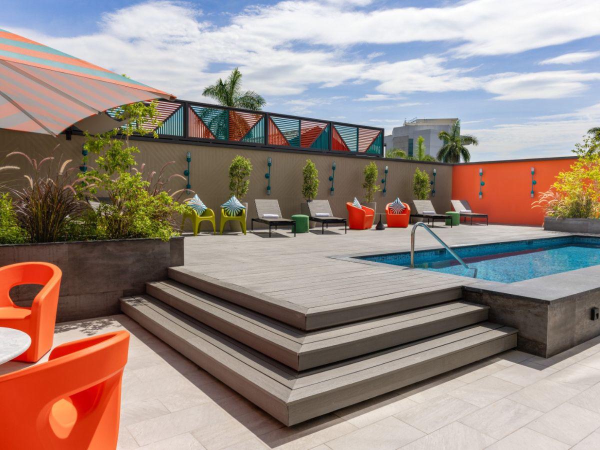 Puedes pasar una linda tarde en la piscina.