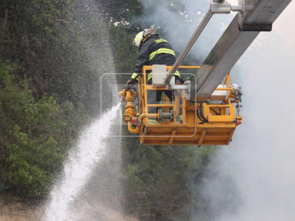 EN FOTOS: Empleados rescatados y bodegas en cenizas tras incendio en el anillo periférico