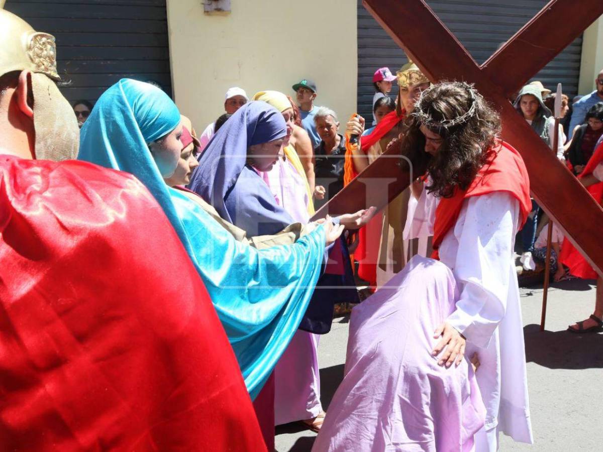 Desde su condena hasta su muerte: así se recorrieron las 14 estaciones del viacrucis