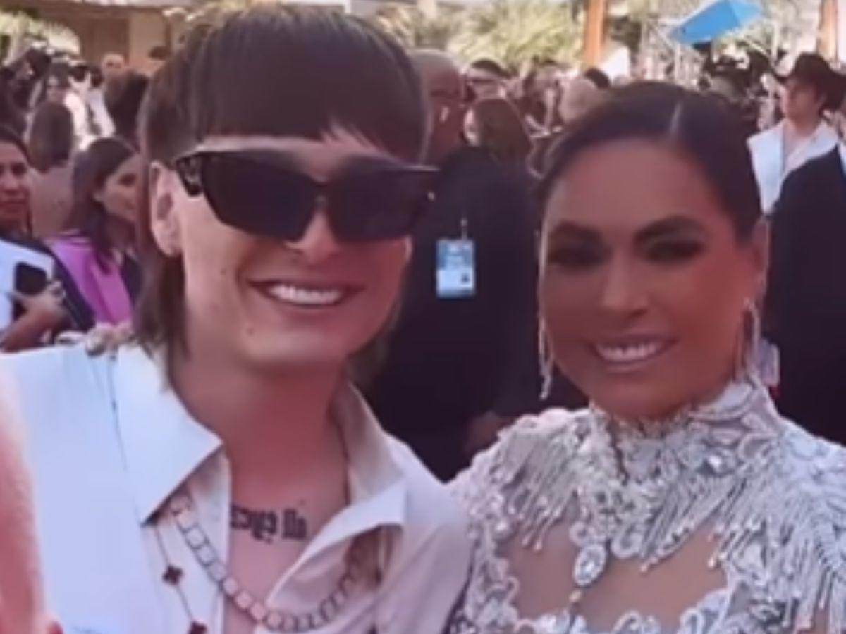 La foto de Galilea Montijo y Peso Pluma tras la polémica en alfombra roja