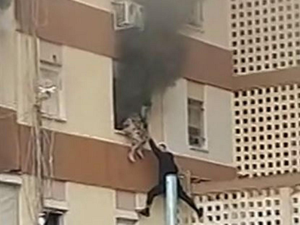 Familia se lanza por ventana al quedar atrapada en un incendio en Sevilla