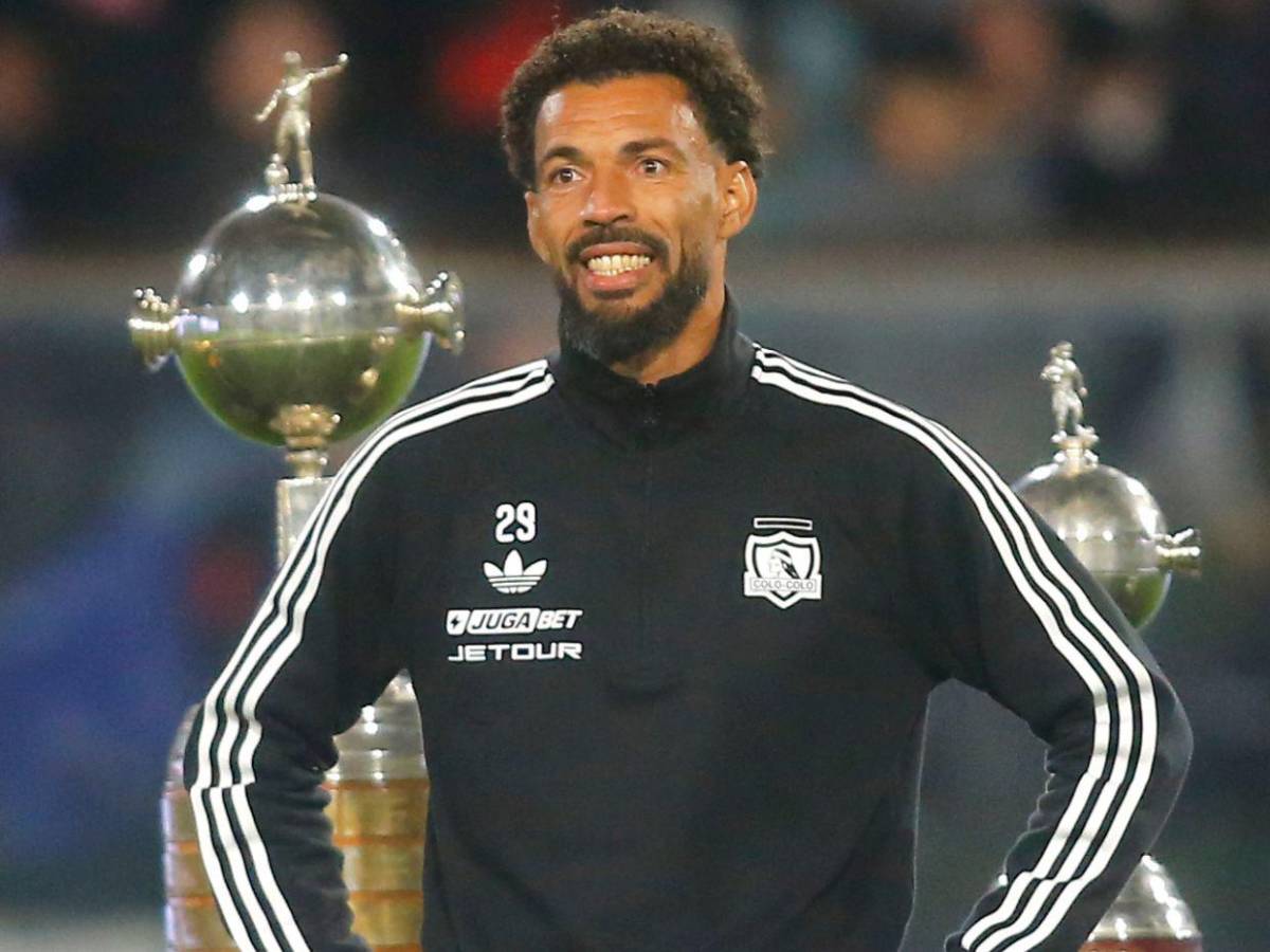 ‘Vozinha’, un refuerzo que cayó del cielo a Colo Colo como su camiseta en la bienvenida