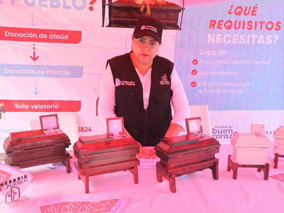 Flores y recuerdos: capitalinos coronan a sus difuntos en el Cementerio General