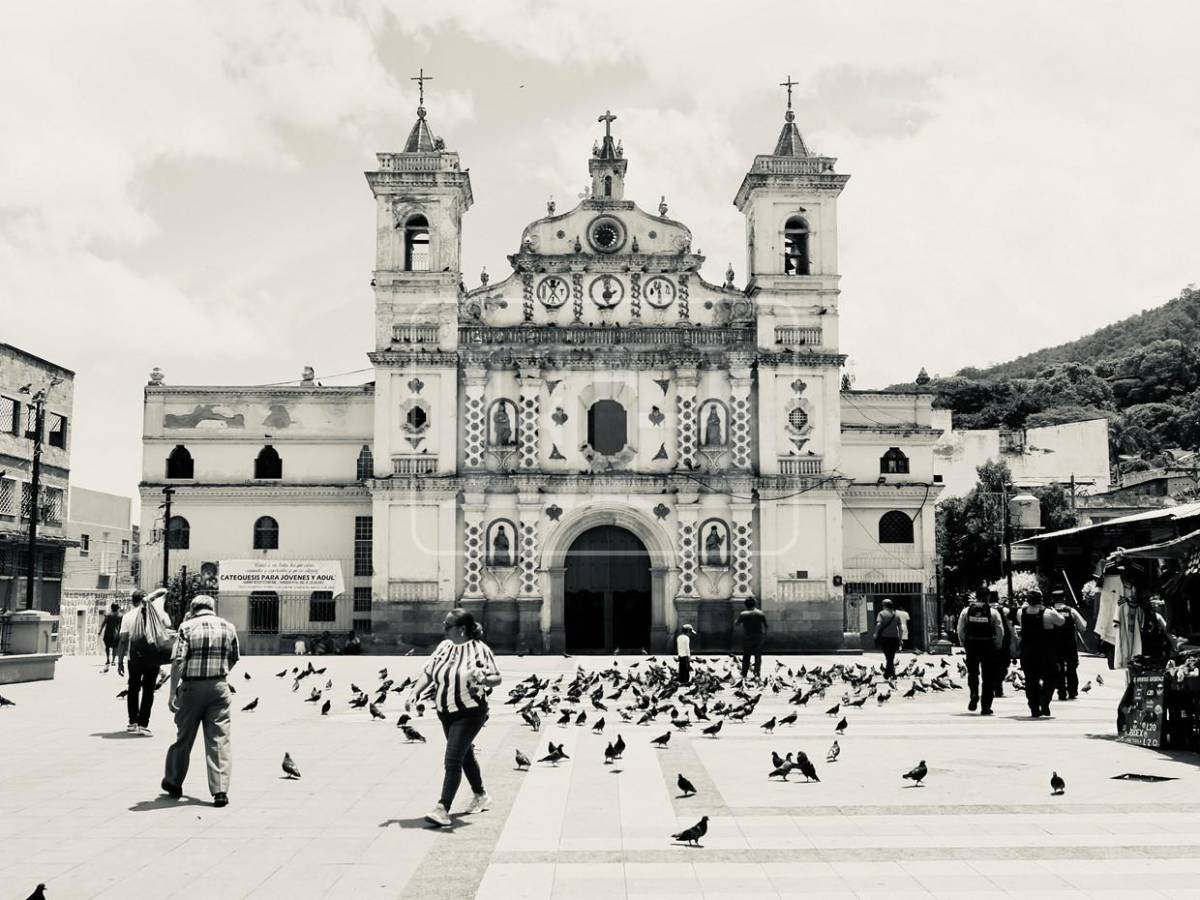 El vuelo de las palomas transforma la Iglesia Los Dolores en una postal única