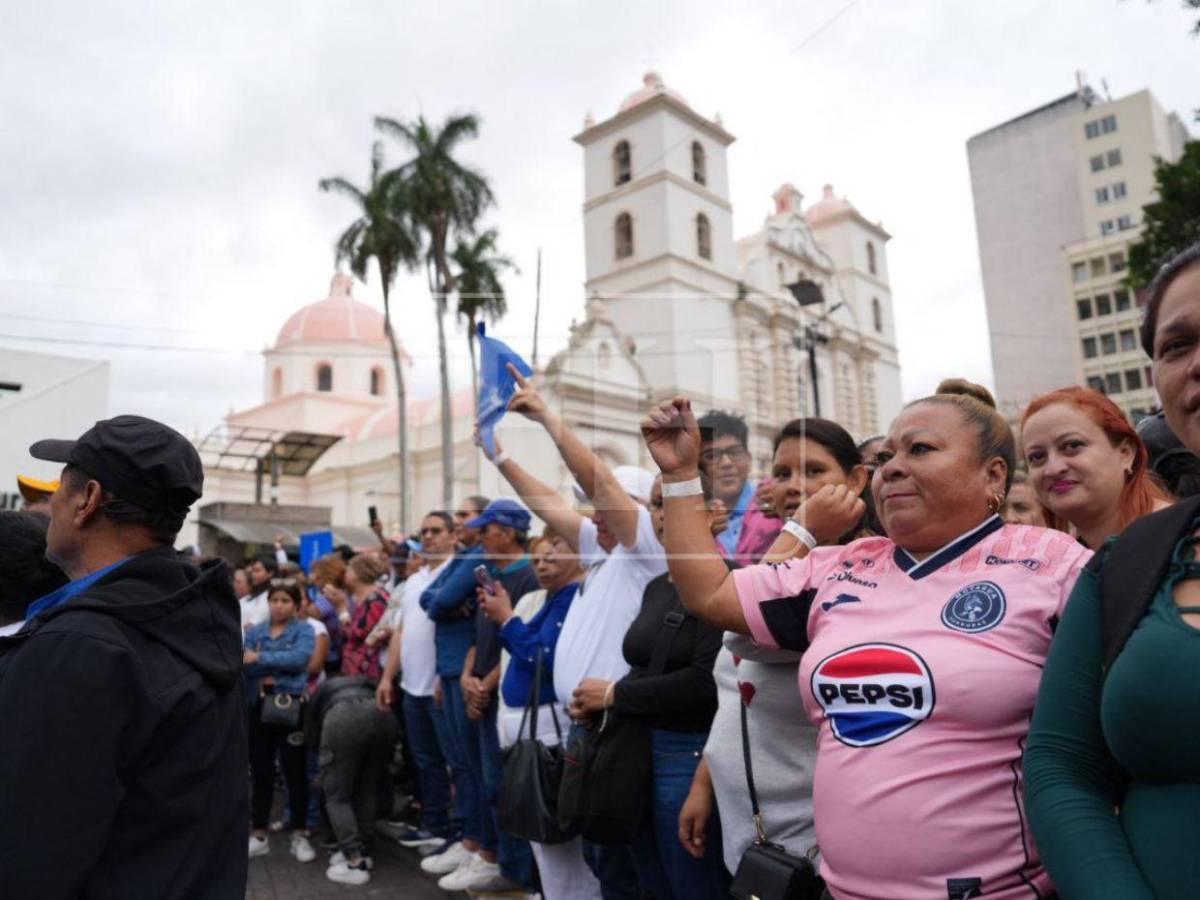 Simpatizantes llenan el centro de Tegucigalpa por investidura de Nasry Asfura