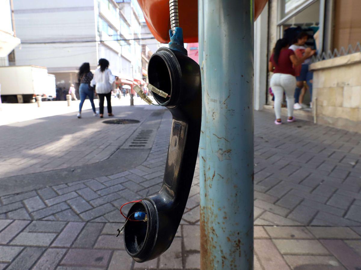 Los auriculares de los teléfonos públicos son las piezas favoritas de los antisociales y es que en su mayoría han sido robados.