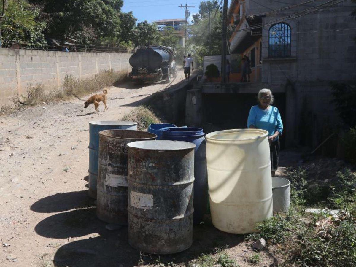 Venta de agua en cisternas privadas, un negocio redondo en la capital