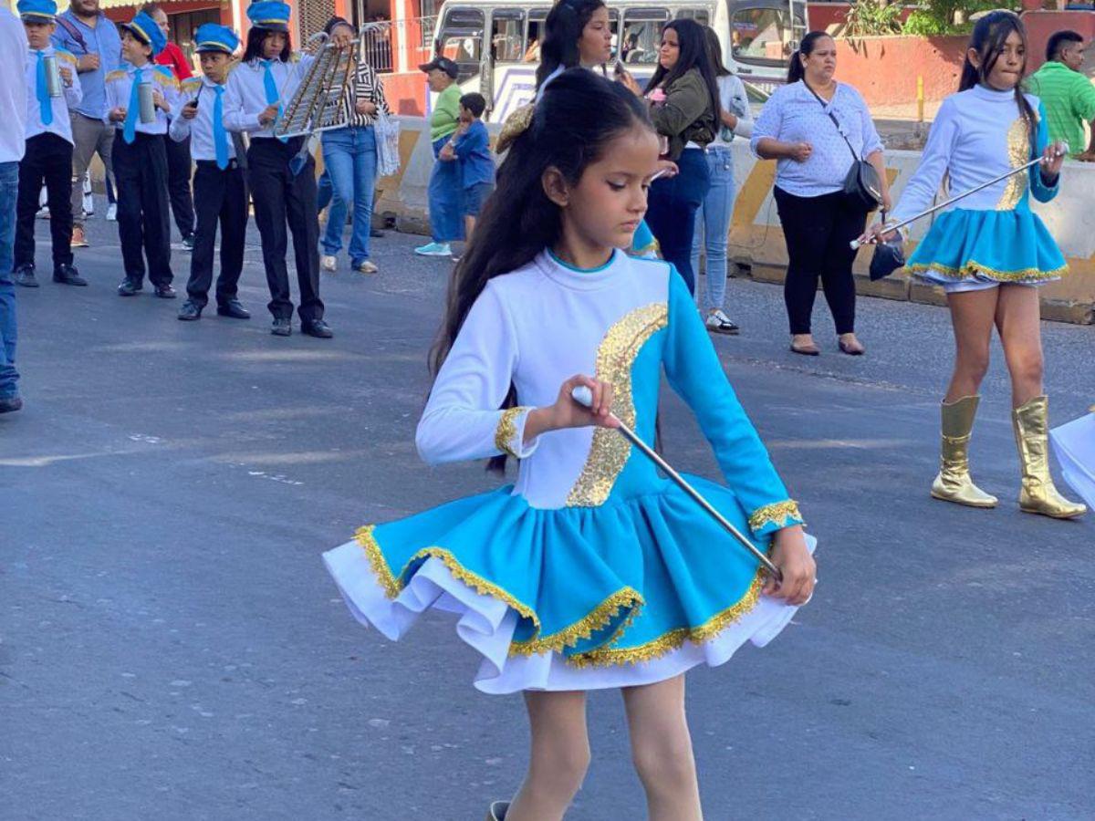 ¡Diversidad de trajes! Ellas llenaron los desfiles de color, elegancia y orgullo patrio