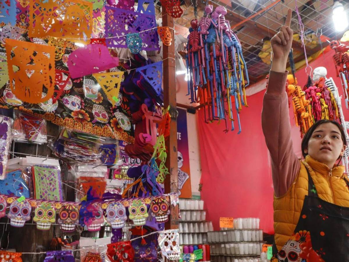 Gigantescas obras de arte llenan de vida Ciudad de México para el Día de Muertos