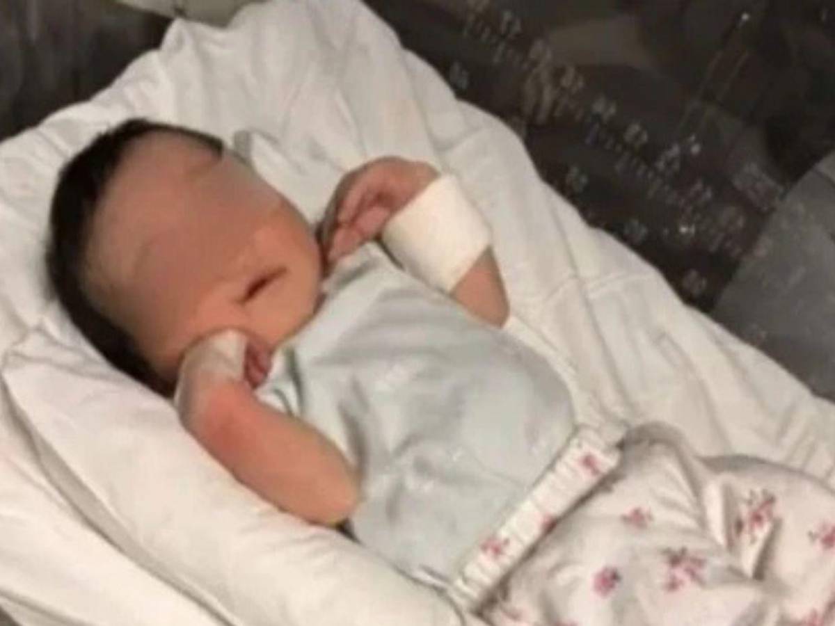 Adolescente dio a luz en su baño con ChatGPT y su novio fingió hallazgo de la bebé