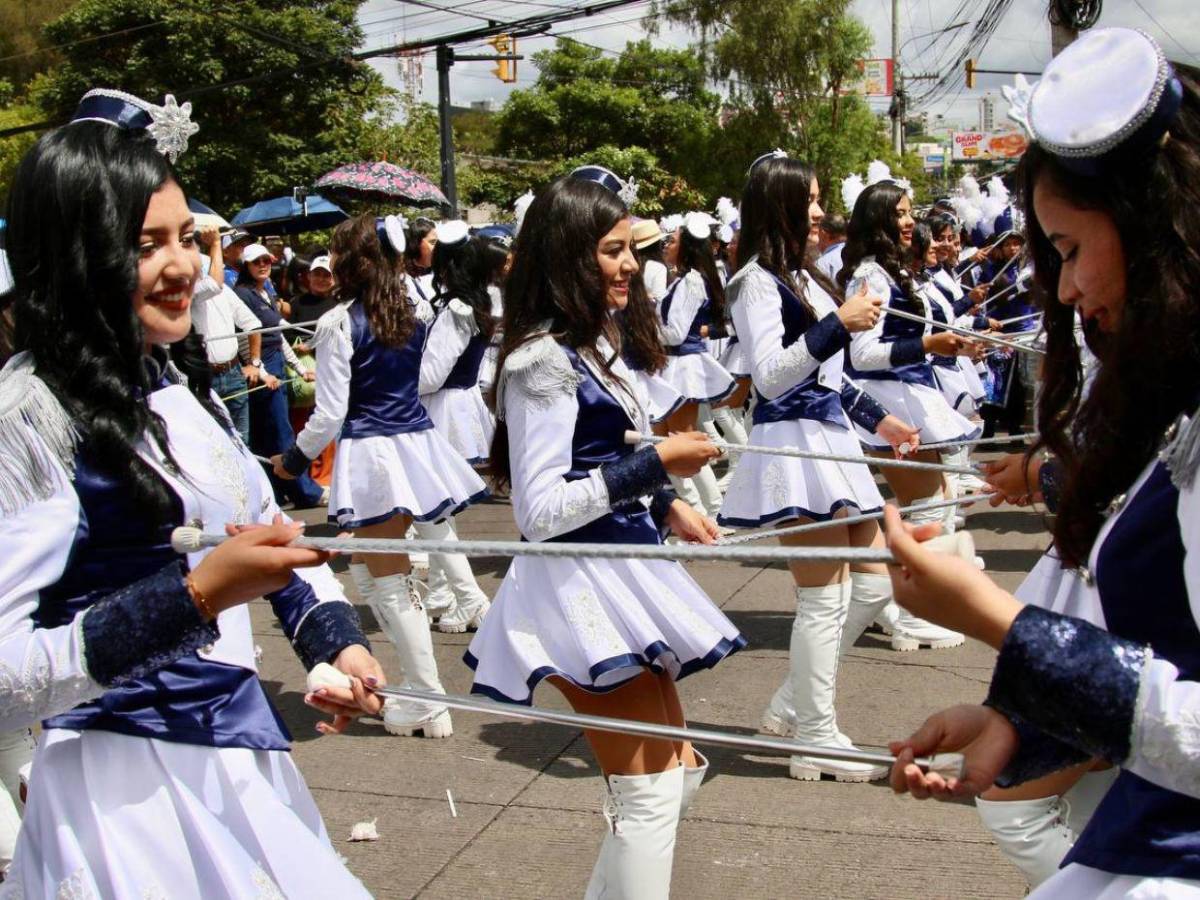 Con preparadas coreografías y atuendos cívicos, palillonas del Hibueras rindieron honor a la patria