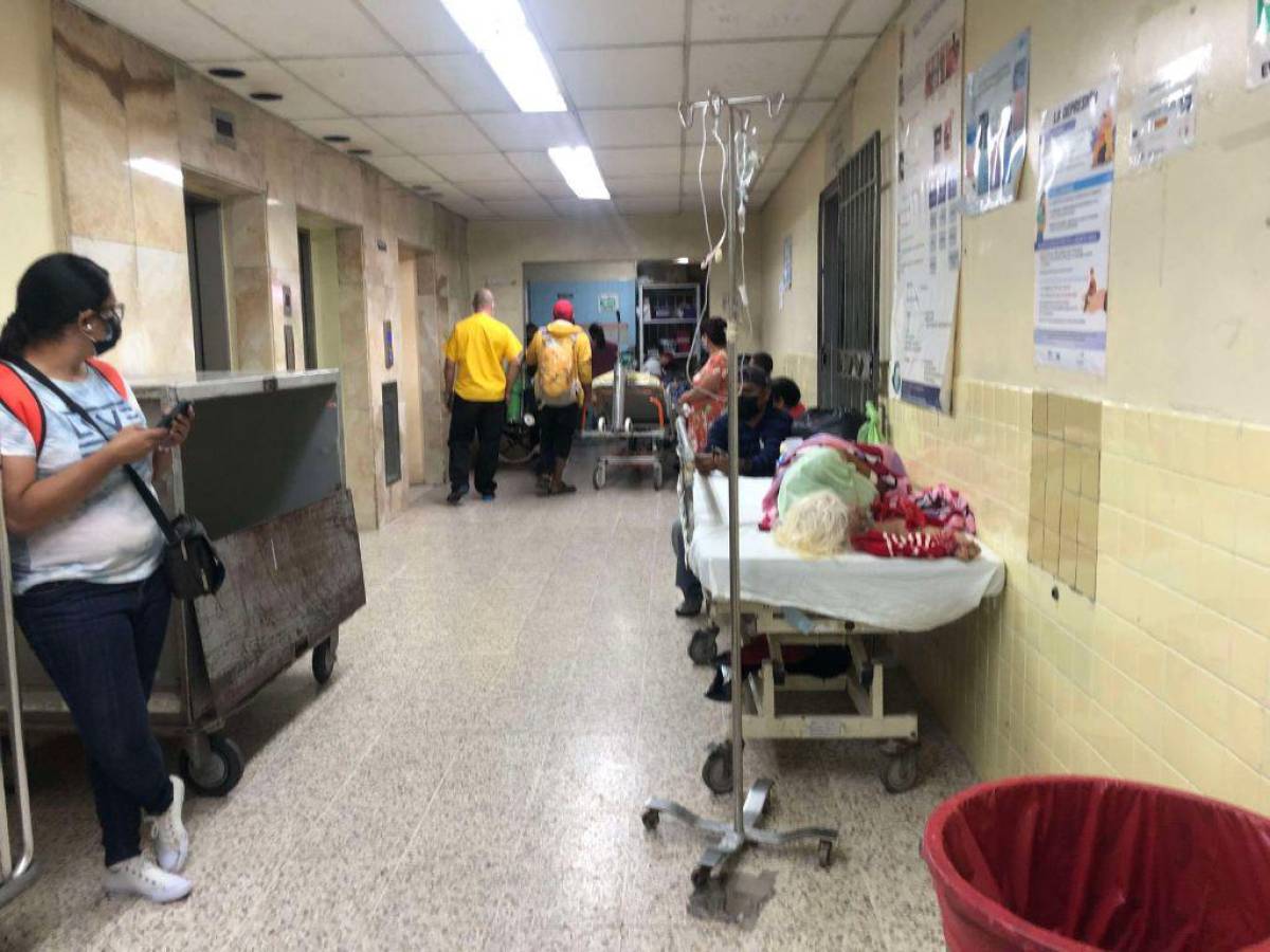 Hasta afuera de las salas se encuentran los pacientes por el poco espacio y abundantes personas que hay en la sala de emergencias.