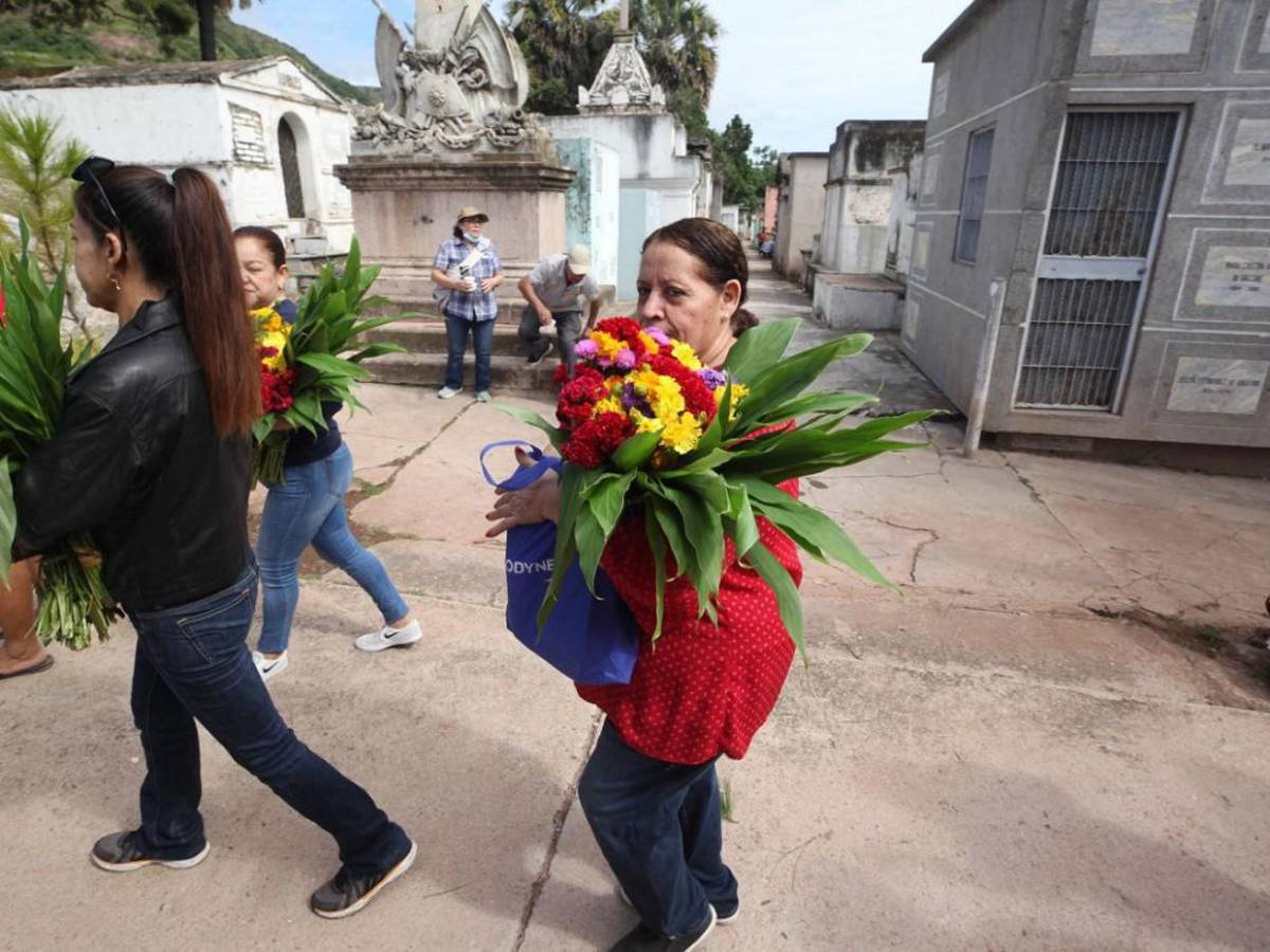 Flores y recuerdos: capitalinos coronan a sus difuntos en el Cementerio General