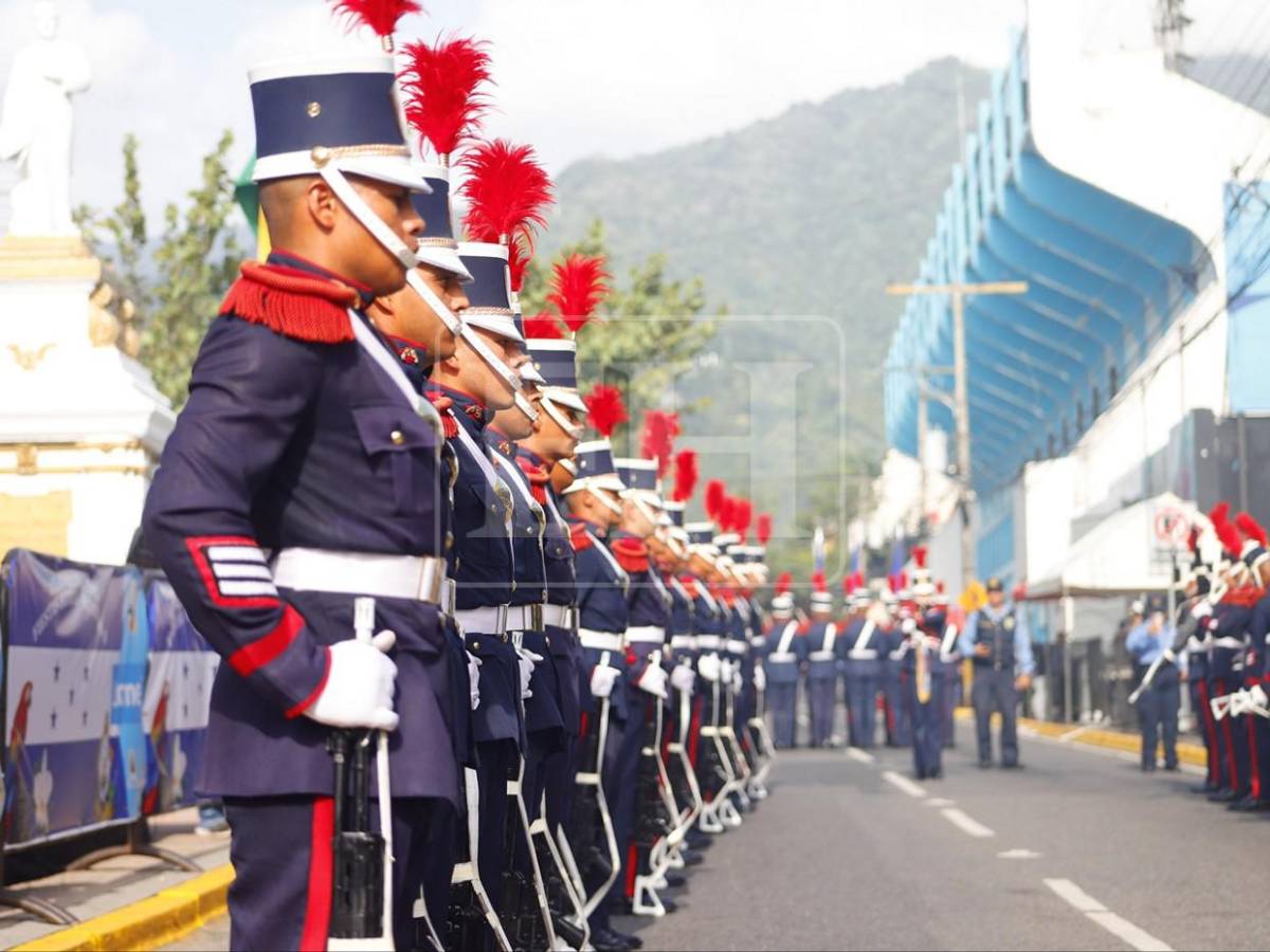 Disciplina y patriotismo: militares, policías y bomberos destacan en los desfiles patrios