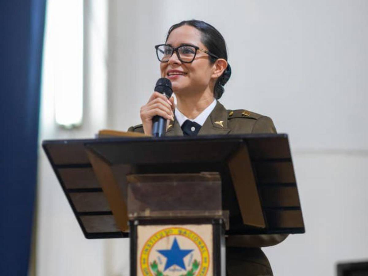 ¿Quién es Karla Trigueros, la militar que es ministra de Educación en El Salvador?