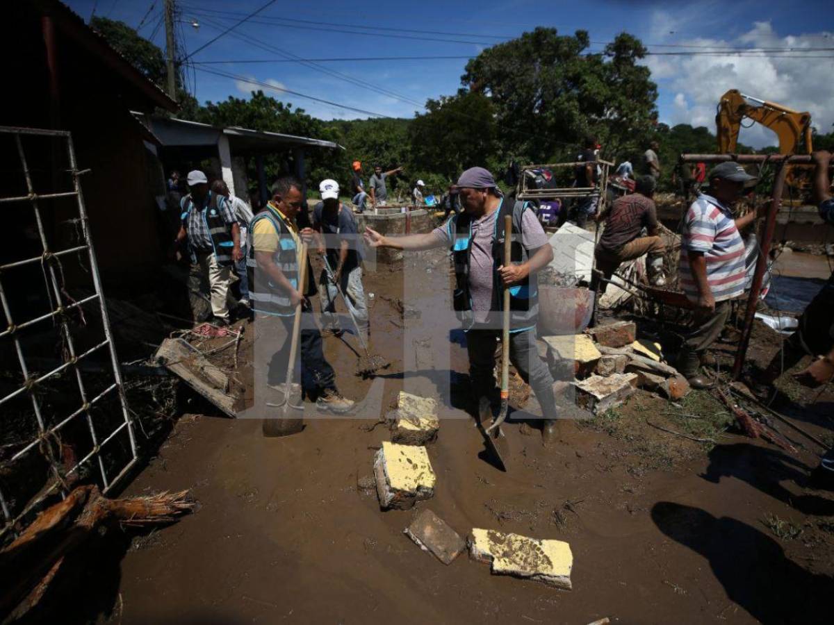 Casas inundadas y carros volcados: el caos en Río Abajo por las lluvias