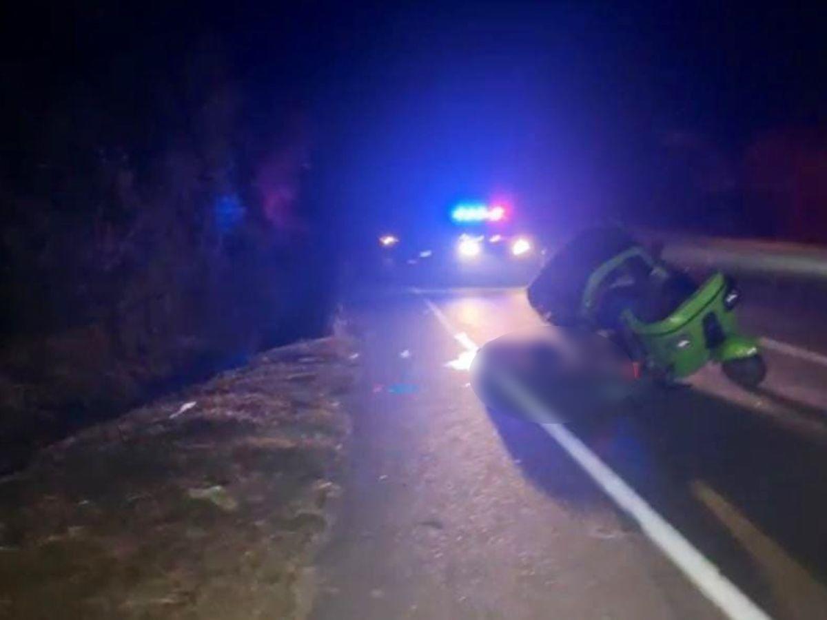 El cuerpo de una de las víctimas quedó tendido sobre le pavimento tras el choque.