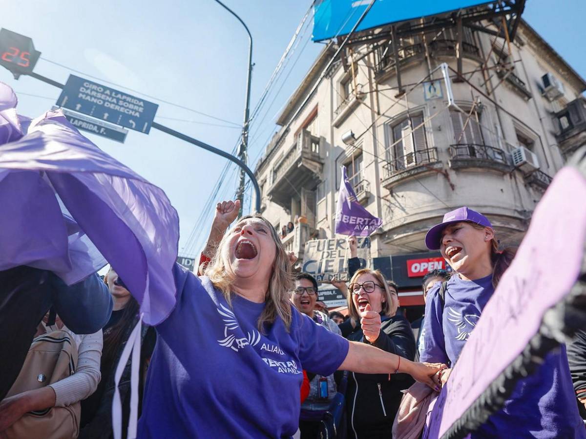 Milei tras agresión en mitin: Fue emocionante enfrentar la lluvia de piedras
