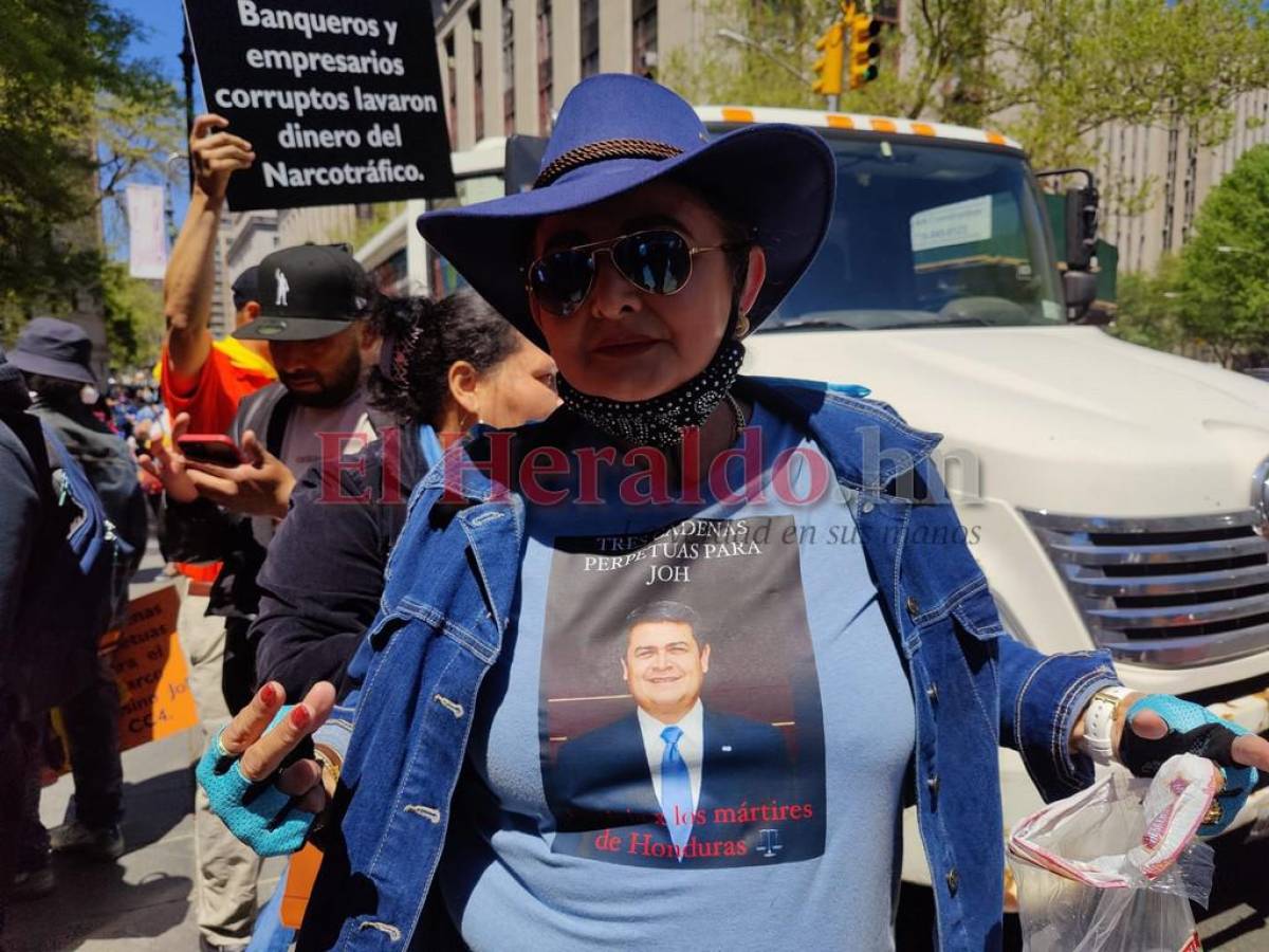 Una hondureña muestra su camiseta con un mensaje alusivo al juicio que enfrenta en expresidente.