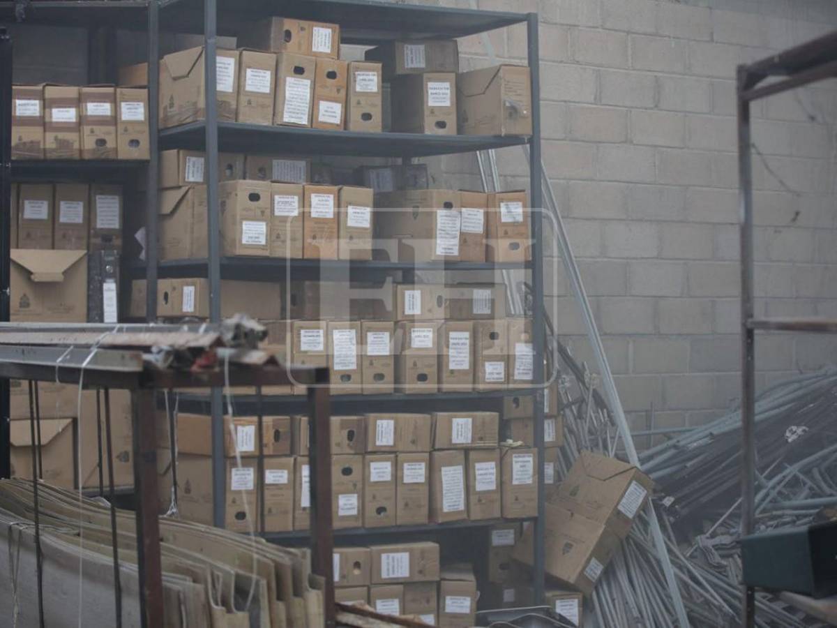 Incendio consume bodega de Migración en colonia Quezada, cerca del Juana Laínez