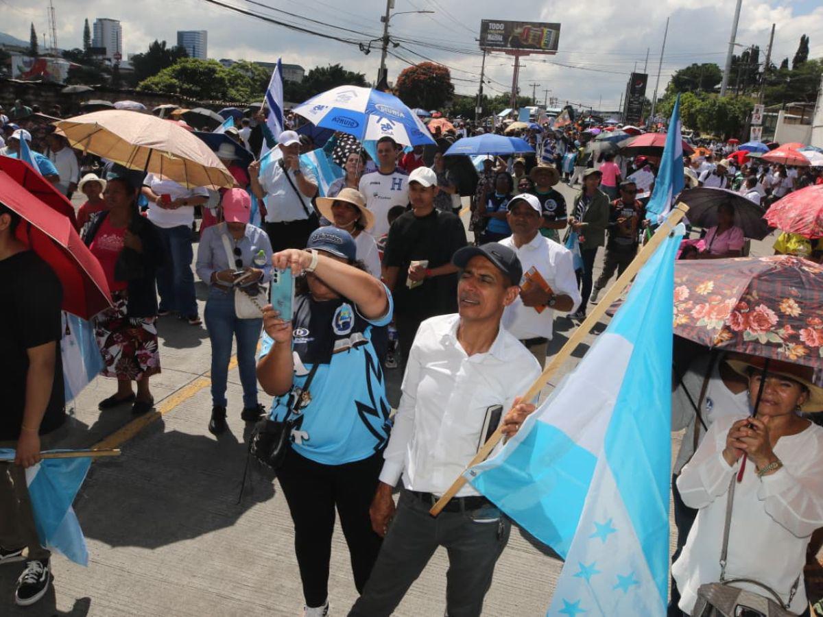 Día de la Biblia: Cientos de hondureños desfilan por el bulevar Suyapa en Tegucigalpa