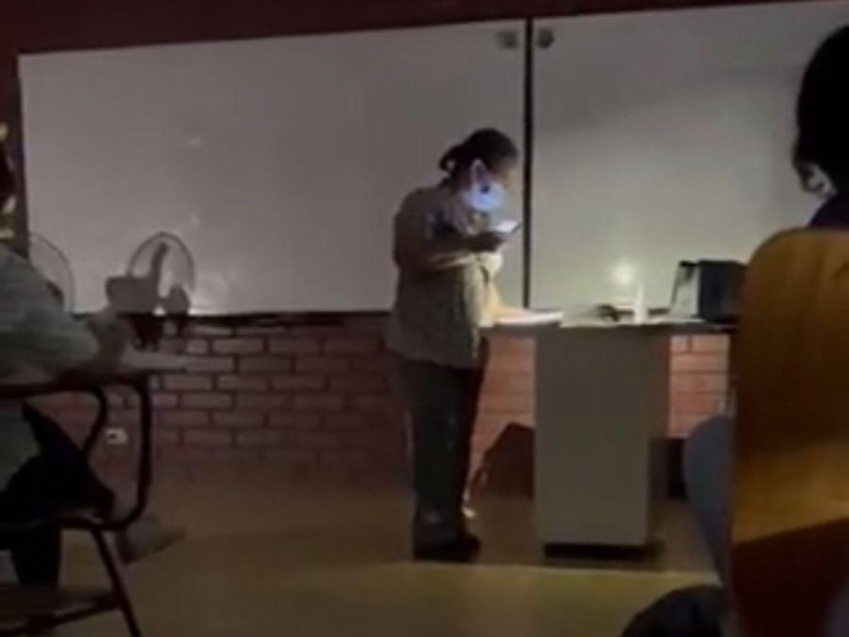 Video: Abogada imparte clases a oscuras en la UNAH-VS por falta de energía eléctrica