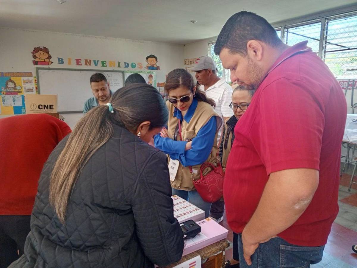 Hondureños votan con sistema biométrico, protagonista en las primarias 2025