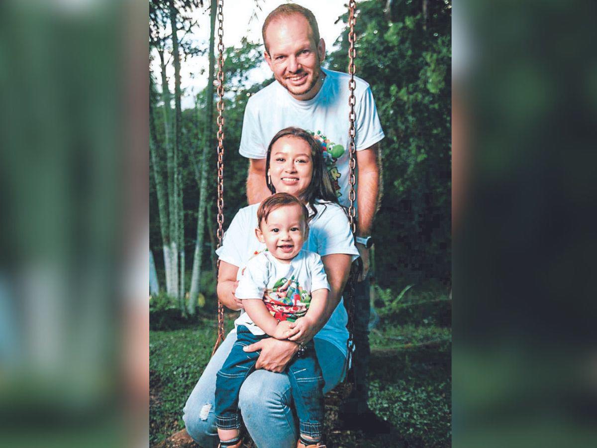 Junto a su hijo Harvey y su esposa Sara.