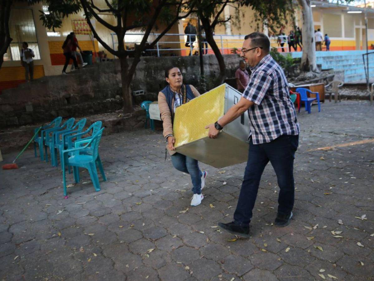 Entre pupitres rotos y a la intemperie: Partido Nacional denuncian que Libre acaparó aulas