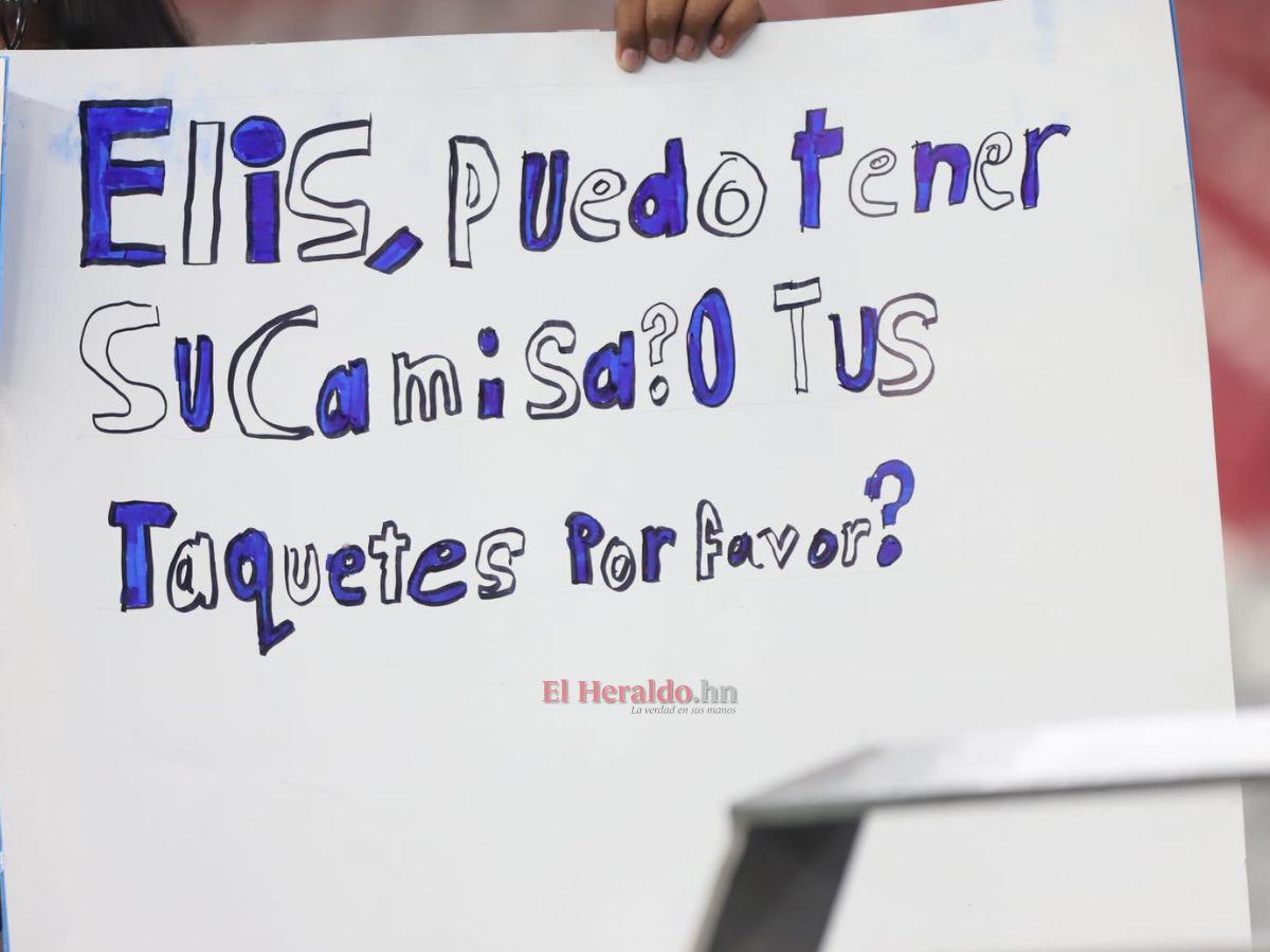 Los aficionados catrachos piden camisa a Alberth Elis.