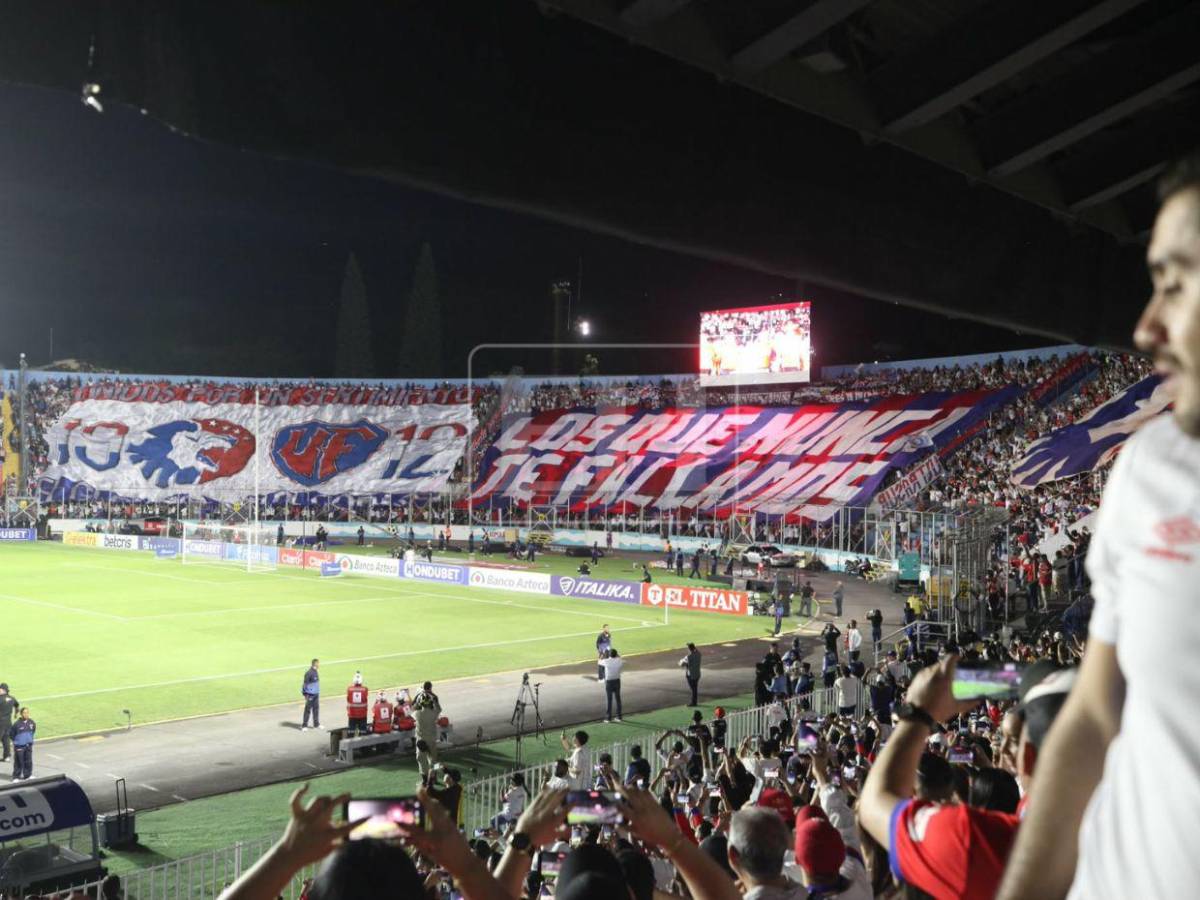 ¡Con tifo y show de luces! Así fue recibido el Olimpia en la gran final